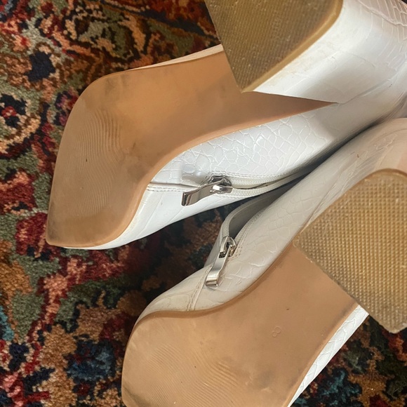 White Booties! Fall essential 🖤 - Picture 4 of 4